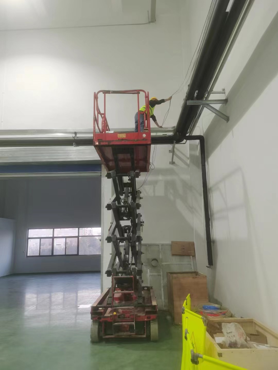 用升降机安装厂房高空摄像头图片