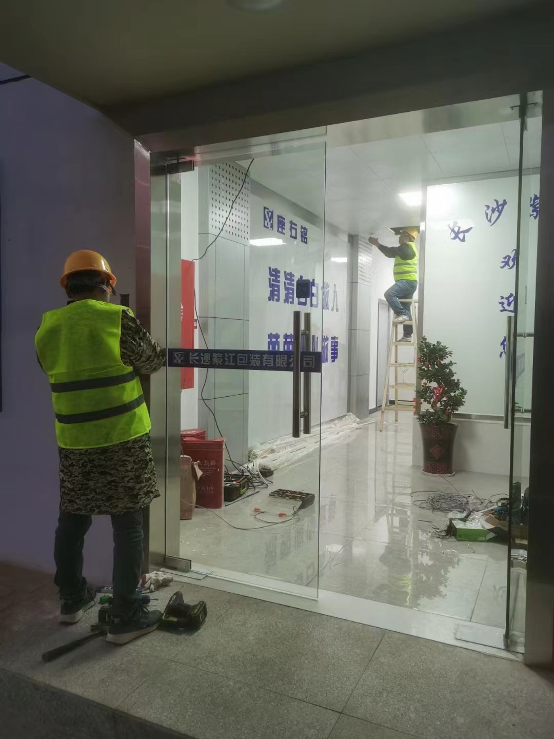 门禁考勤机安装图片